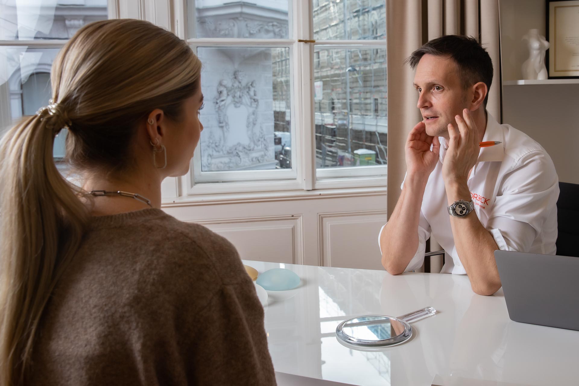 Herr Dr. Beck hat ein Beratungsgespräch über eine Behandlung mit einer Patientin