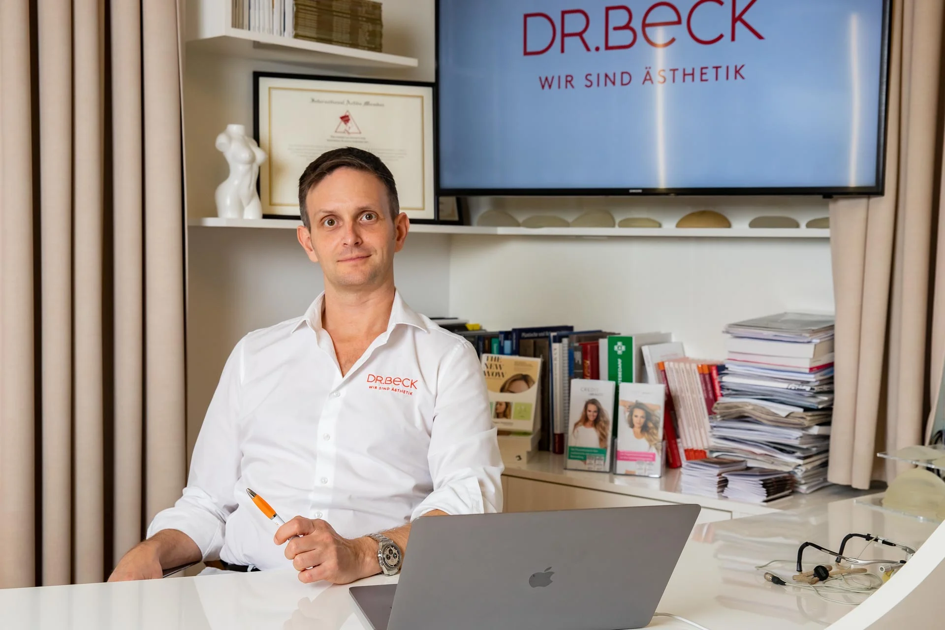 Chirurg Herr Dr. Beck sitzt in seinem Büro im Ästhetikzentrum in Wien